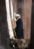 homme en prière dans une église monolithique de Lalibela