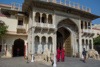 la porte de la cour du palais Mubarak.