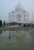 le Taj Mahal dans la brûme du matin