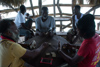les jamaicains jouent aux dominos en attendant que les touristes finissent leur bière