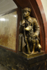 Bronze au métro Ploshchad Revolyutsii, remarquez l'usure sur le museau du chien, ça porte bonheur.