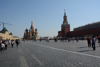 La place rouge avec le Kremlin à droite, le Goum à gauche et la cathédrale de saint Basile