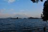 le lac Kivu avec en arrière plan la chaine des volcans des Virunga