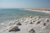 le sel de la mer morte s'est déposé autour des pierres